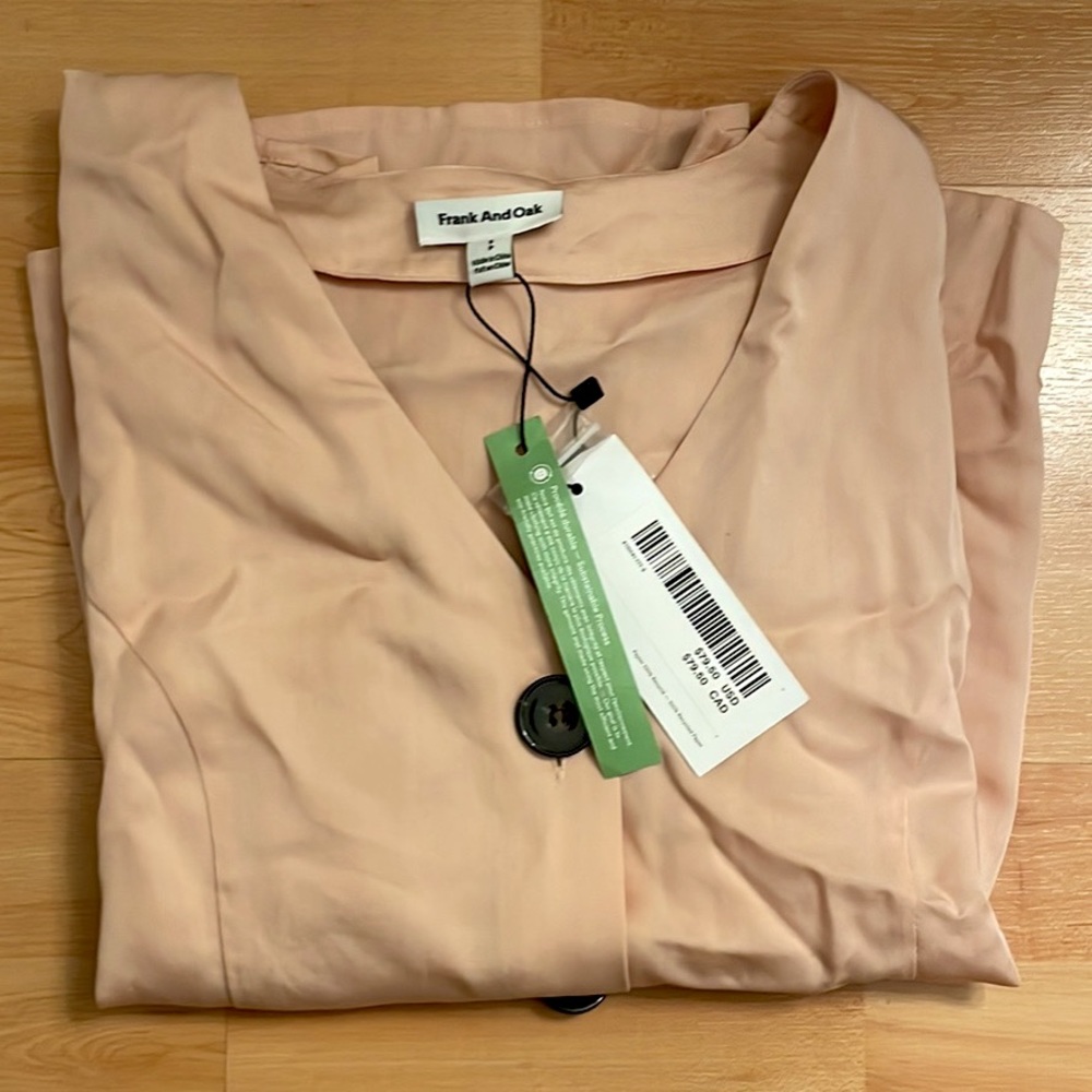 BNWT Frank and Oak top. Never worn, excellent condition.